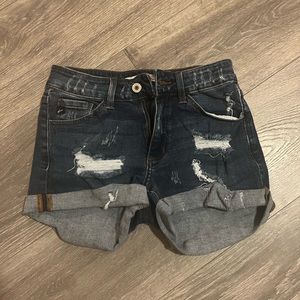 Kancan distressed jean shorts size 24